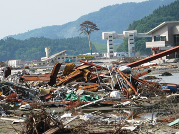 東日本大震災の大規模被災地のひとつ被災地岩手県陸前高田市に赴き救援物資の提供と炊き出しを行いました。