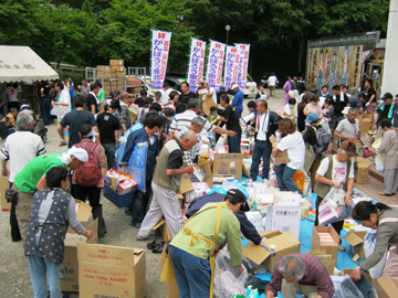 東日本大震災の大規模被災地のひとつ被災地岩手県陸前高田市に赴き救援物資の提供と炊き出しを行いました。