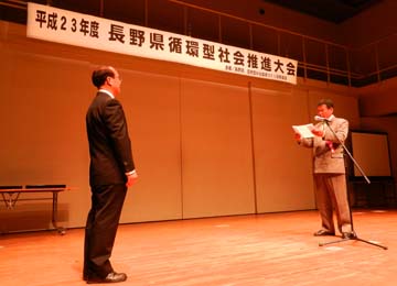 受賞者を代表して謝辞を述べる弊社社長